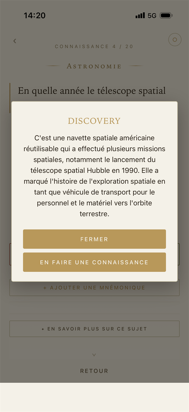 La définition de Discovery s'ouvre par-dessus l'écran : une navette spatiale américaine réutilisable qui a lancé le télescope Hubble en 1990. Deux boutons : Fermer, et En faire une connaissance.