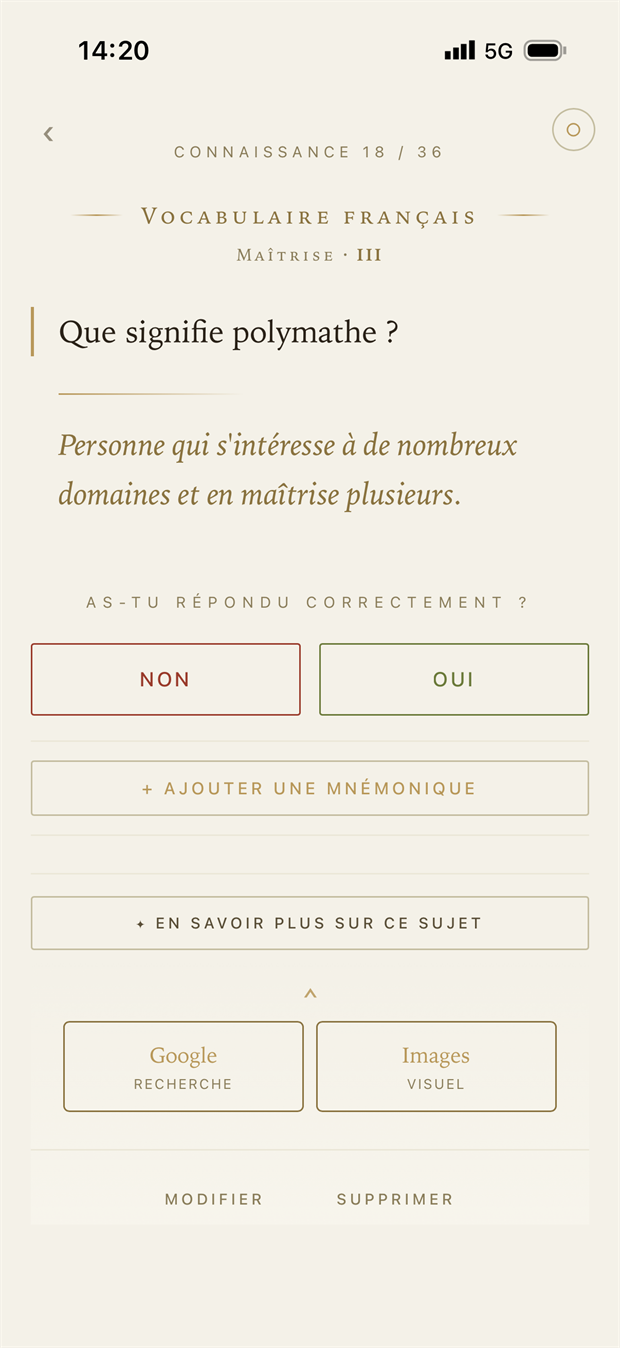 Écran de révision MémoK dans un cadre d'iPhone : thème Vocabulaire français, Maîtrise III, « Que signifie polymathe ? », la réponse révélée « Personne qui s'intéresse à de nombreux domaines et en maîtrise plusieurs. », les boutons Non et Oui, et les raccourcis Google et Images.
